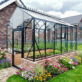 Прямостенные теплицы: 5 преимуществ перед арочными